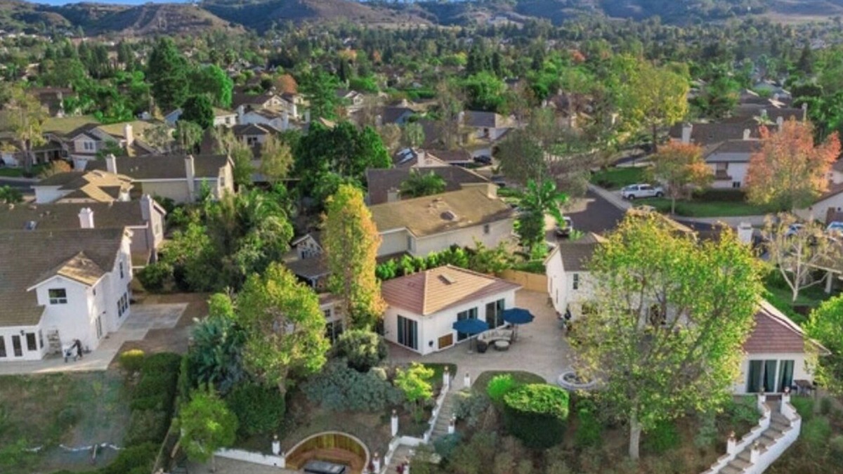 Moorpark House | Stunning 2-bedroom house w/fitness room, outdoor kitchen WiFi in Moorpark