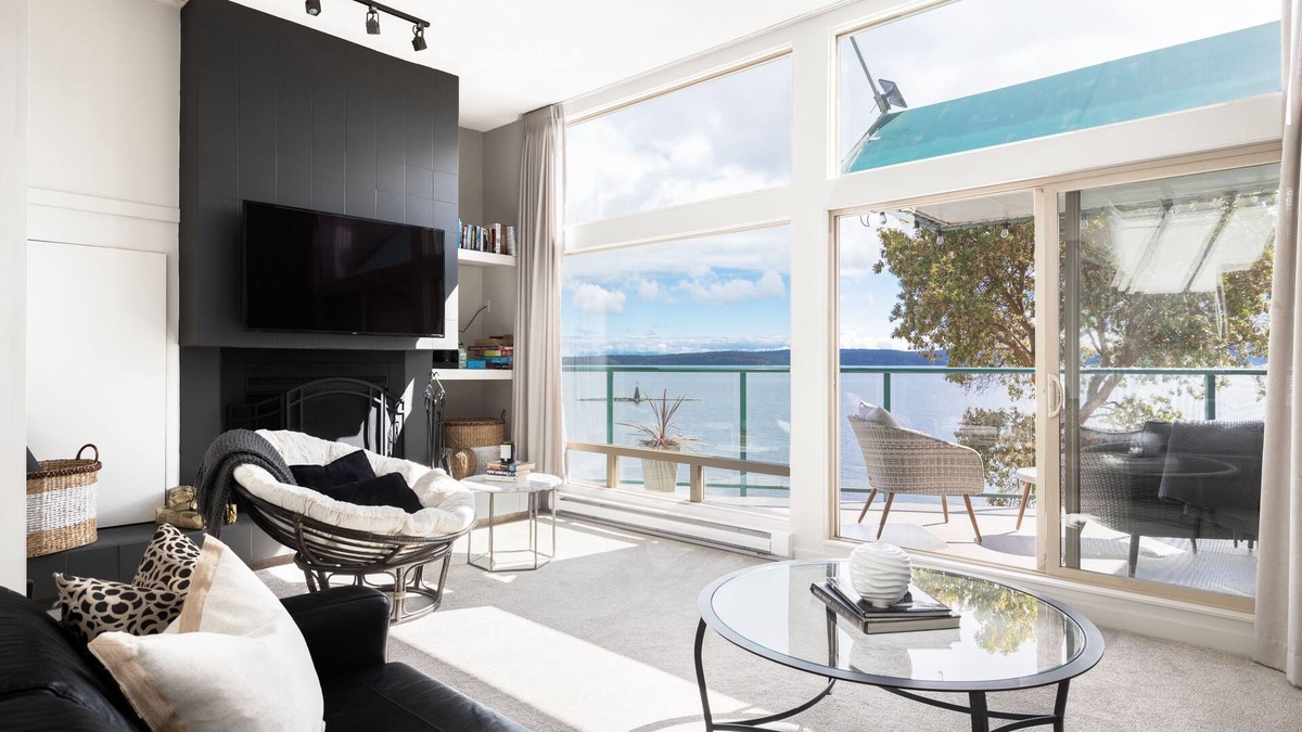 Yellow Point Condo | Stunning 2 Bedroom Oceanfront Condo w/Heated Pool
