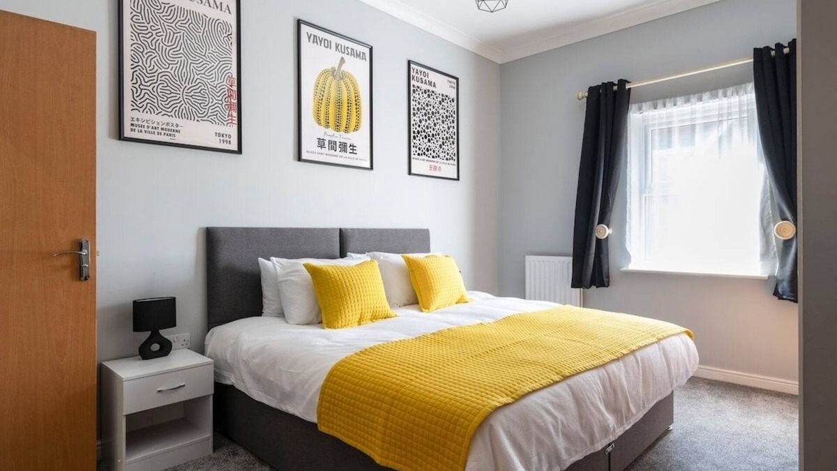 Crawley Apartment | Stunning 2BR 2BA w/Super King Beds + Free Parking