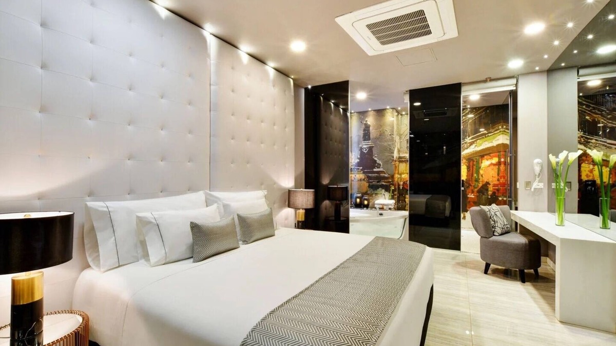Popular Apartment | Stunning 2BR Suite w/Jacuzzi right on Lleras Park