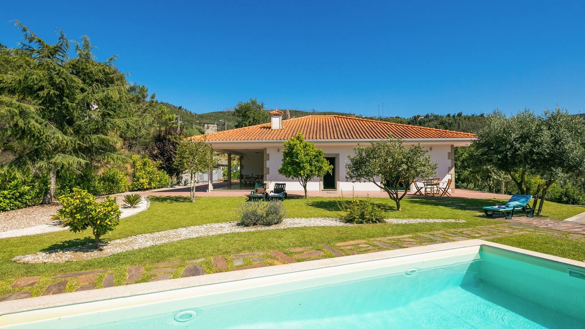 Castelo de Paiva Villa | Stunning 3-bed-2-bath villa over Douro River/Porto city - WIFI-sleep 6-10