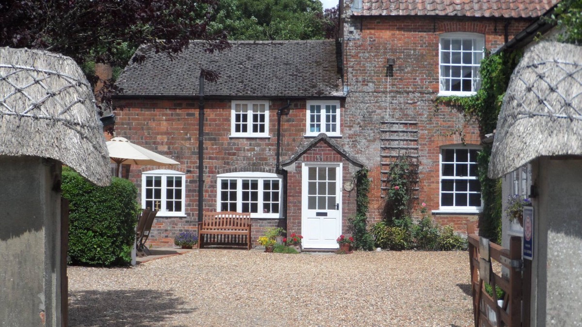 Enford Cottage | Stunning 3 bed/3 bath cottage nr Stonehenge & Bath, Sleeps 6. Walled garden