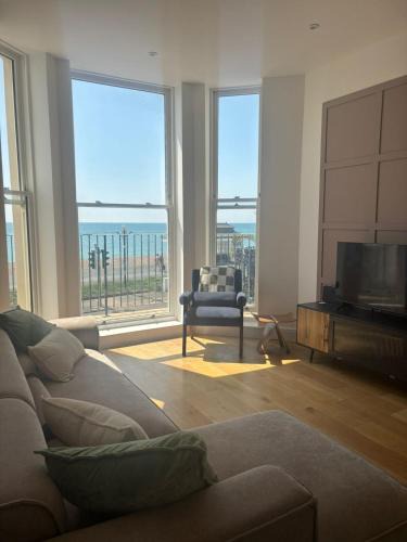Worthing Apartment | Stunning 3 Bed Apartment with Seaview