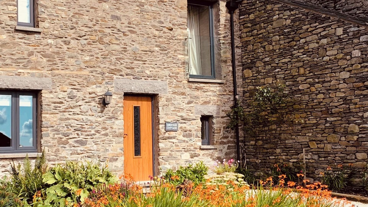 Kendal Cottage | Stunning 3 bed cottage with exceptional views over fields and the Lakeland fells