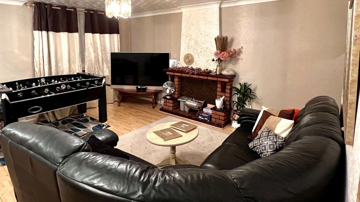 Enfield Highway House | Stunning 3-Bed House in Enfield, can sleep 10