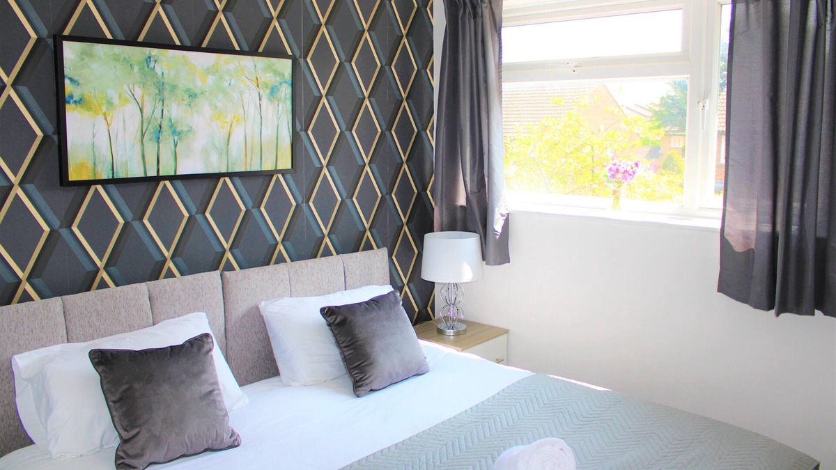 Milton Keynes House | STUNNING 3 bed semi, walking distance to the city centre!