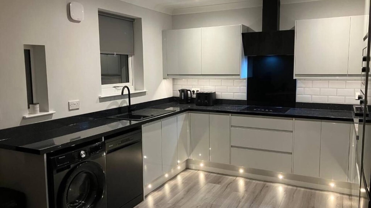 Glasgow House | Stunning 3 Bedroom, 2 Bathroom West End House with Free Parking and Wi-Fi