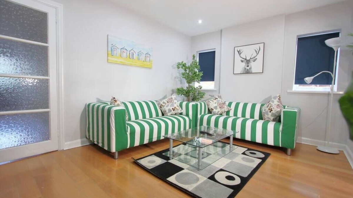 Earley House | Stunning 3 Bedroom 2 Bathroom Bungalow by CozyNest