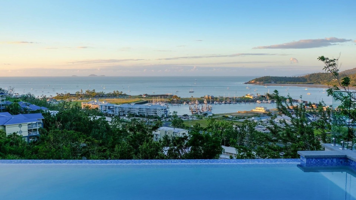 Airlie Beach House | Stunning 3 bedroom holiday home in Airlie Beach