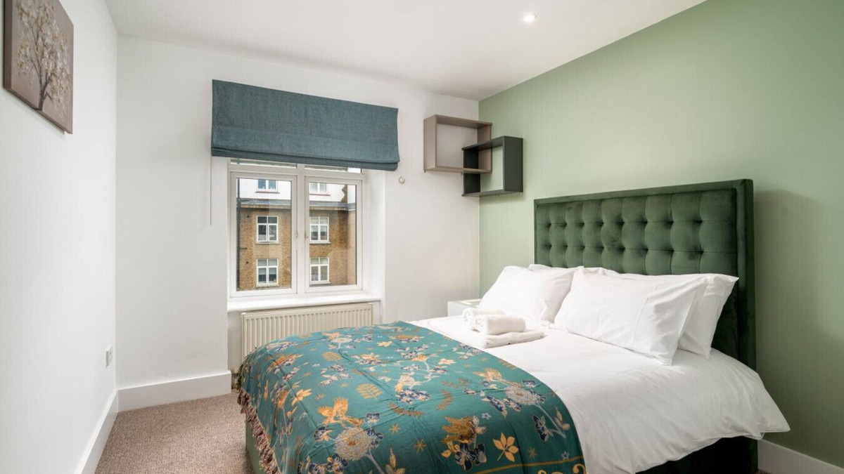 Greenwich West Apartment | Stunning 3 Bedroom Flat, with Parking, Sleeps Six, Near Greenwich Park