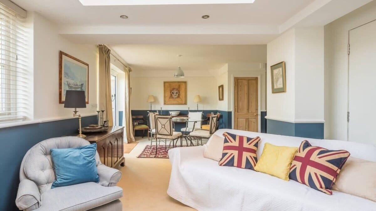 Trumpington House | Stunning 3 Bedroom Home with Terrace & Parking