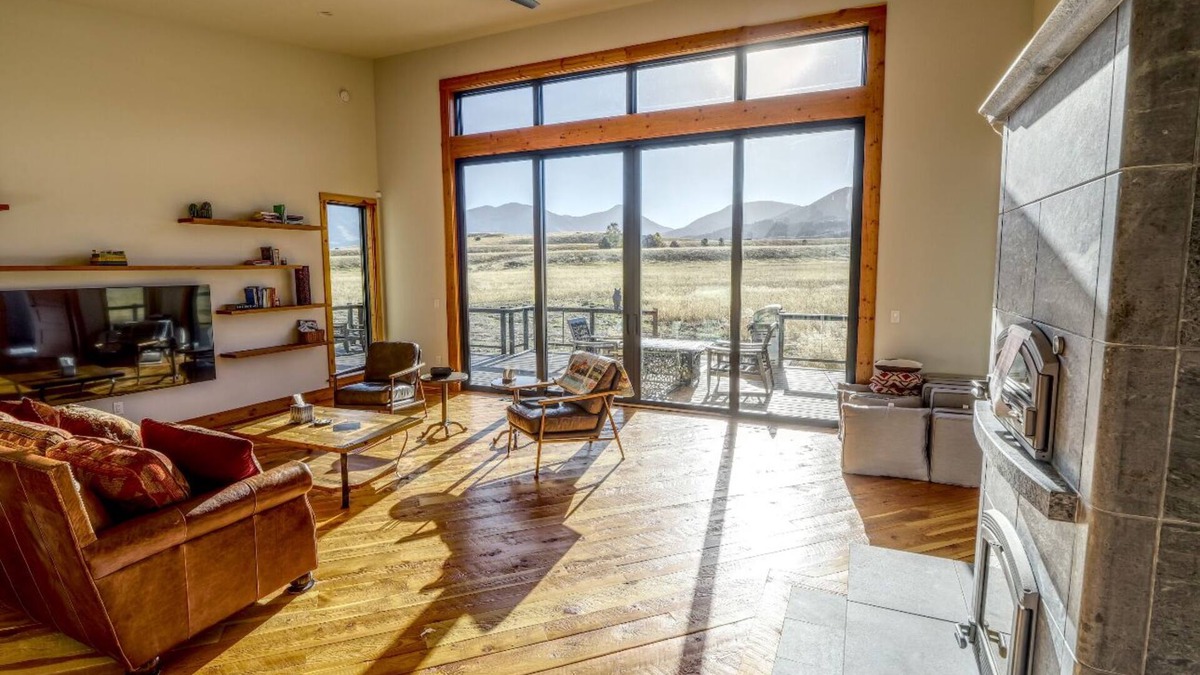 Pray House | Stunning 3 bedroom House next to Chico Hot Springs