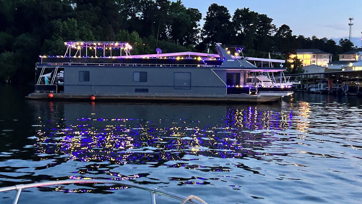 Steele Creek Boat Rental | Stunning 3-bedroom house boat in Charlotte with optional cruises available.