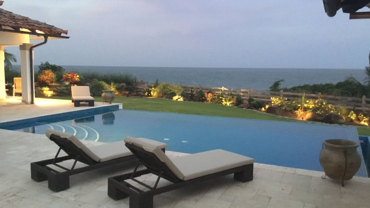 Pedasi House | Stunning 3 Bedroom Waterfront Villa with Infinity Pool