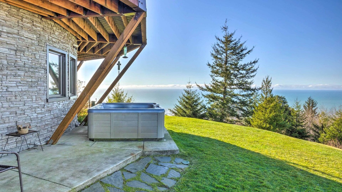 Smith River Apartment | Stunning 360 Ocean Views, Near Redwoods NP!