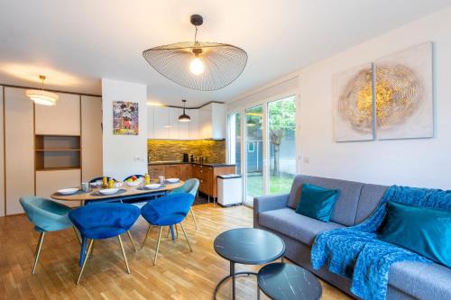 Issy-les-Moulineaux Apartment | Stunning 3Bedroom Apartment with Garden in Prestigious Area I Eiffel Tower Within 15 Minutes' Drive