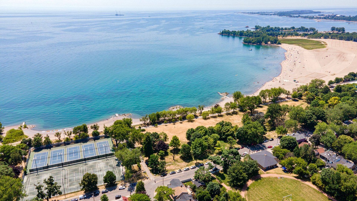 The Beaches House | Stunning 3brm Apartment in the trendy. Beaches Area of Toronto