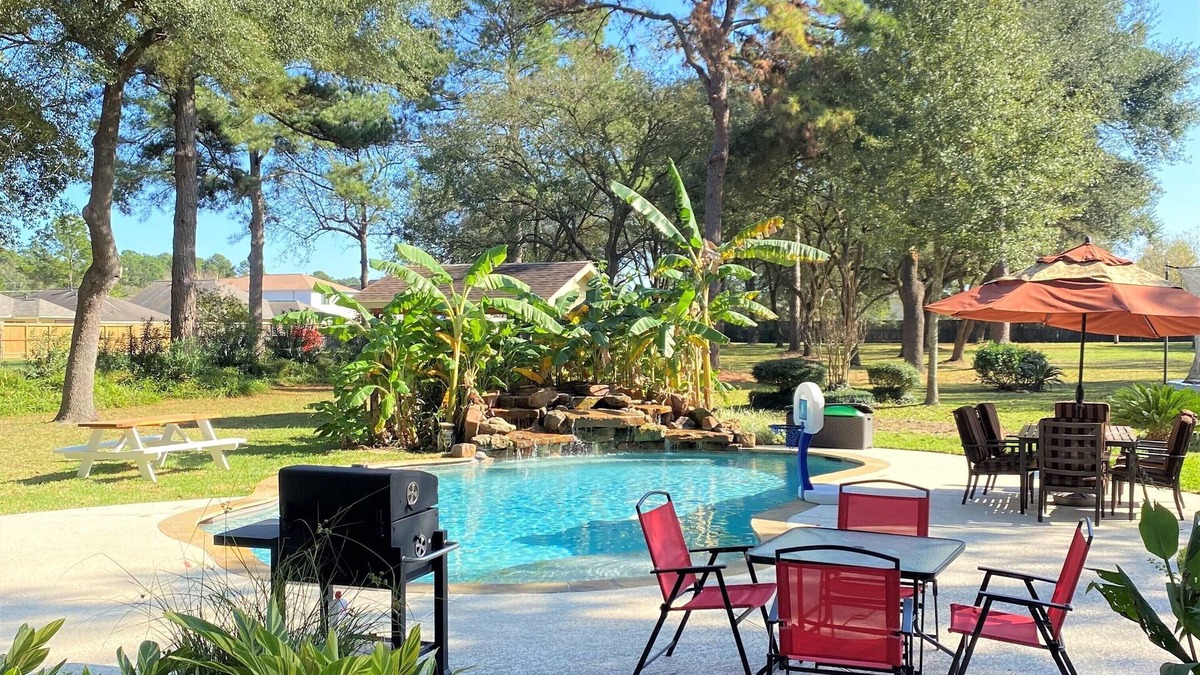 Tomball House | Stunning 4 Acre Retreat w/Hot Tub, Sauna, Disc Golf and Pool