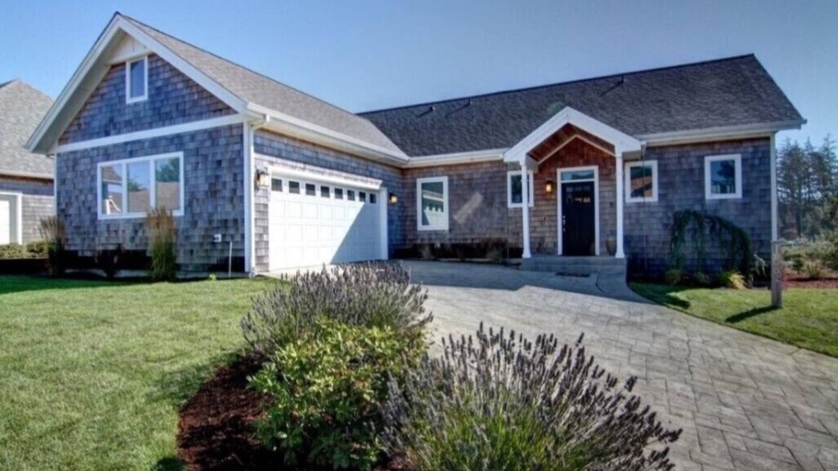 Manzanita House | Stunning 4 bed 3 Bath New Home walkable 3/4 mile to Beach & 1/2 mile to Town!