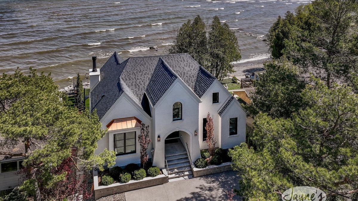Thornbury House | Stunning 4 bed 5 bath home on Georgian Bay in Thornbury