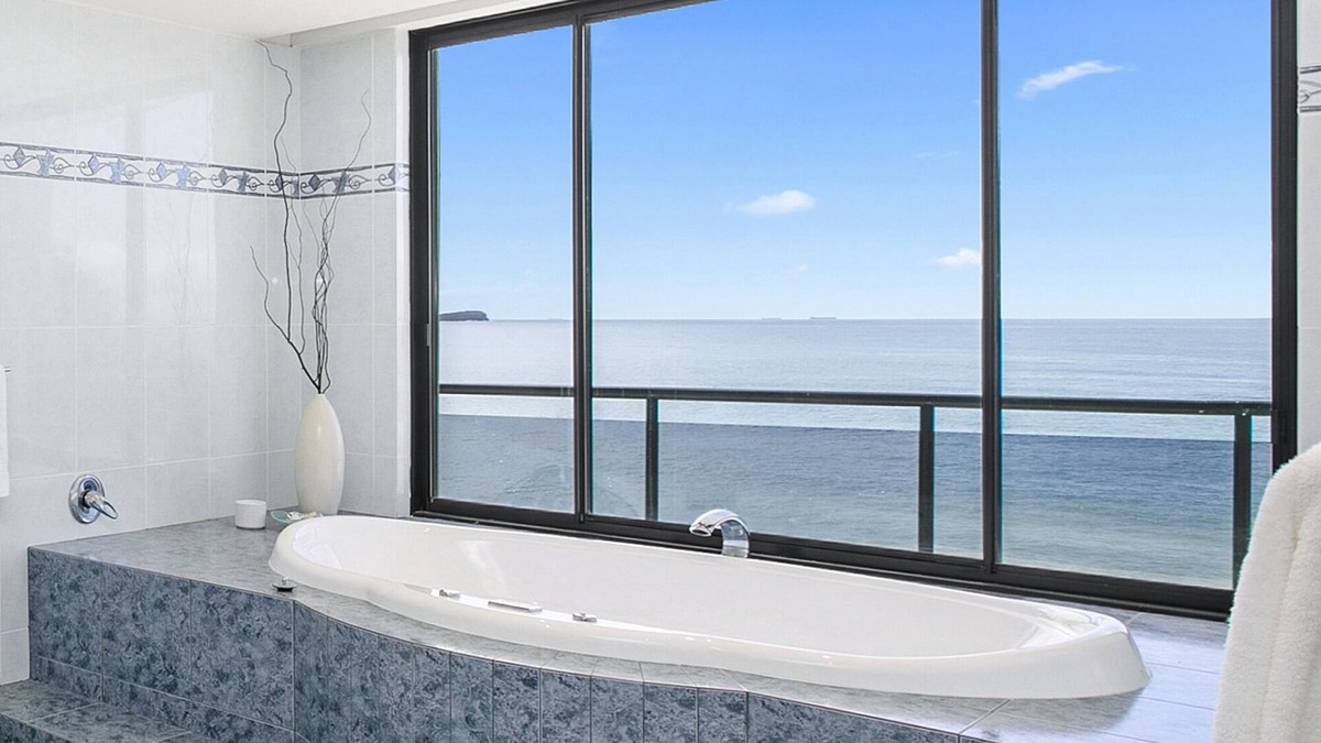 Noraville House | Stunning 4-Bed -Aloha Beach Front Beauty Noraville