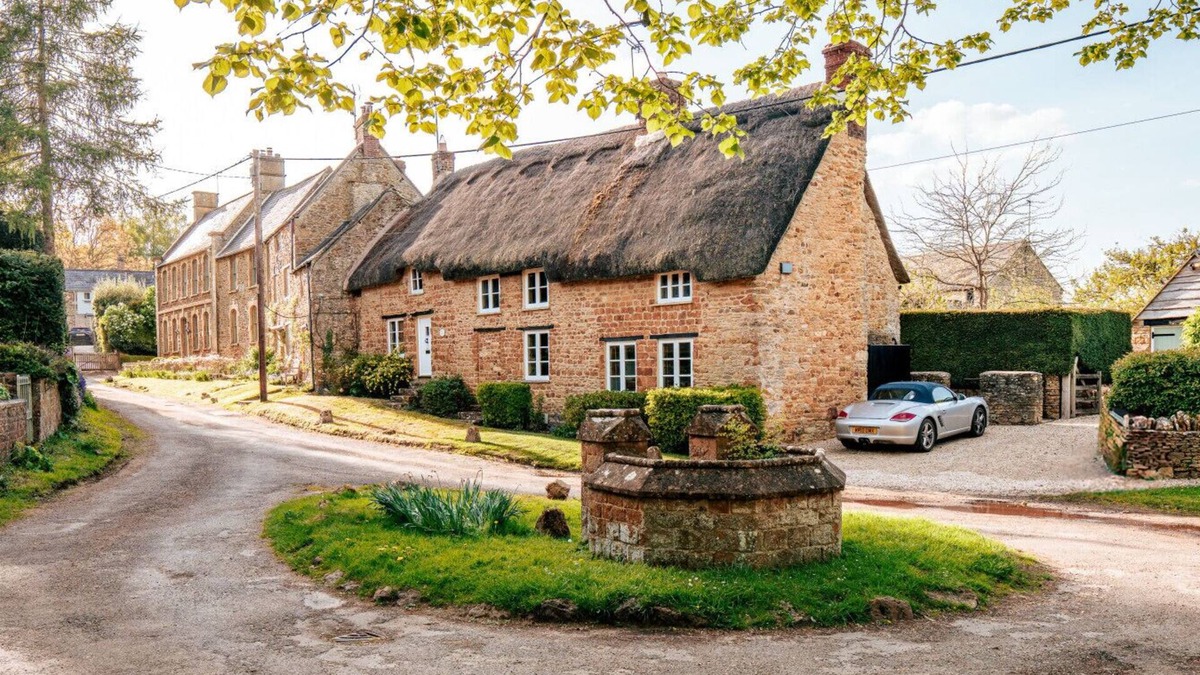 Chipping Norton Cottage | Stunning 4-Bed Thatched Cottage in Oxfordshire