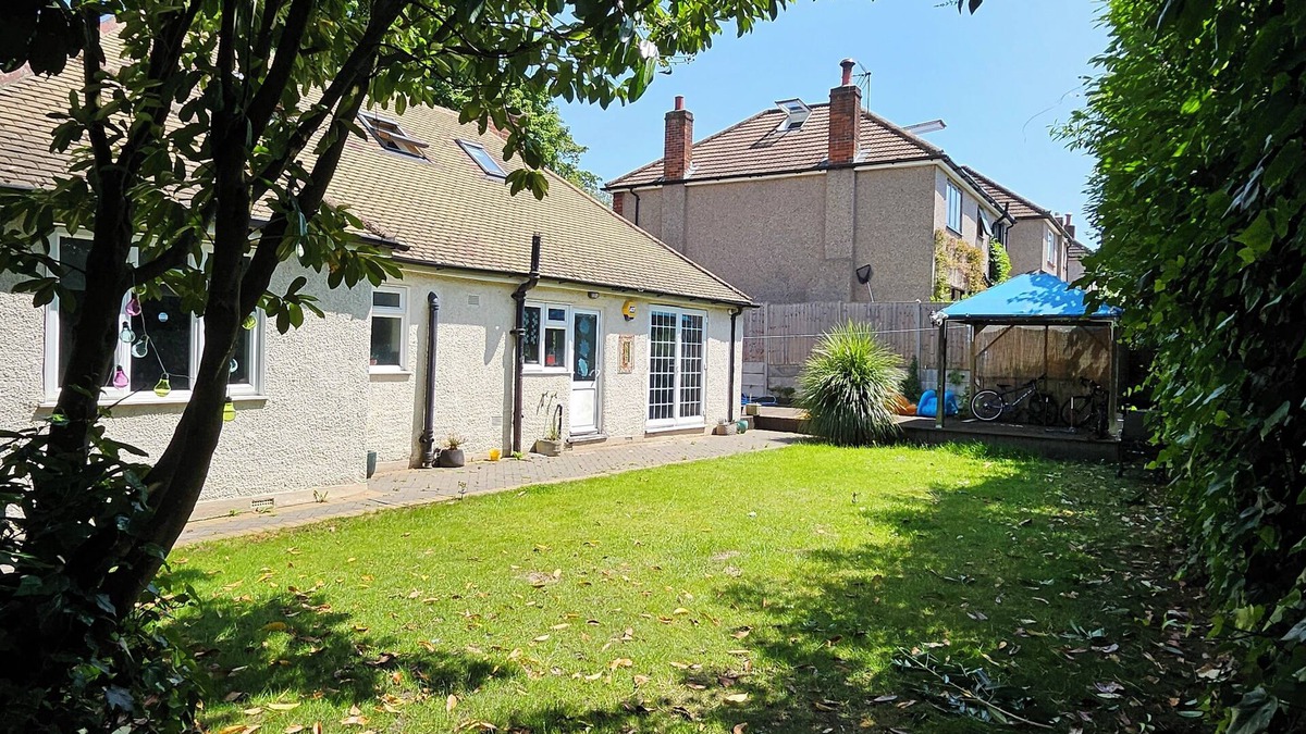 Sutton House | Stunning 4 bed house with huge garden and parking