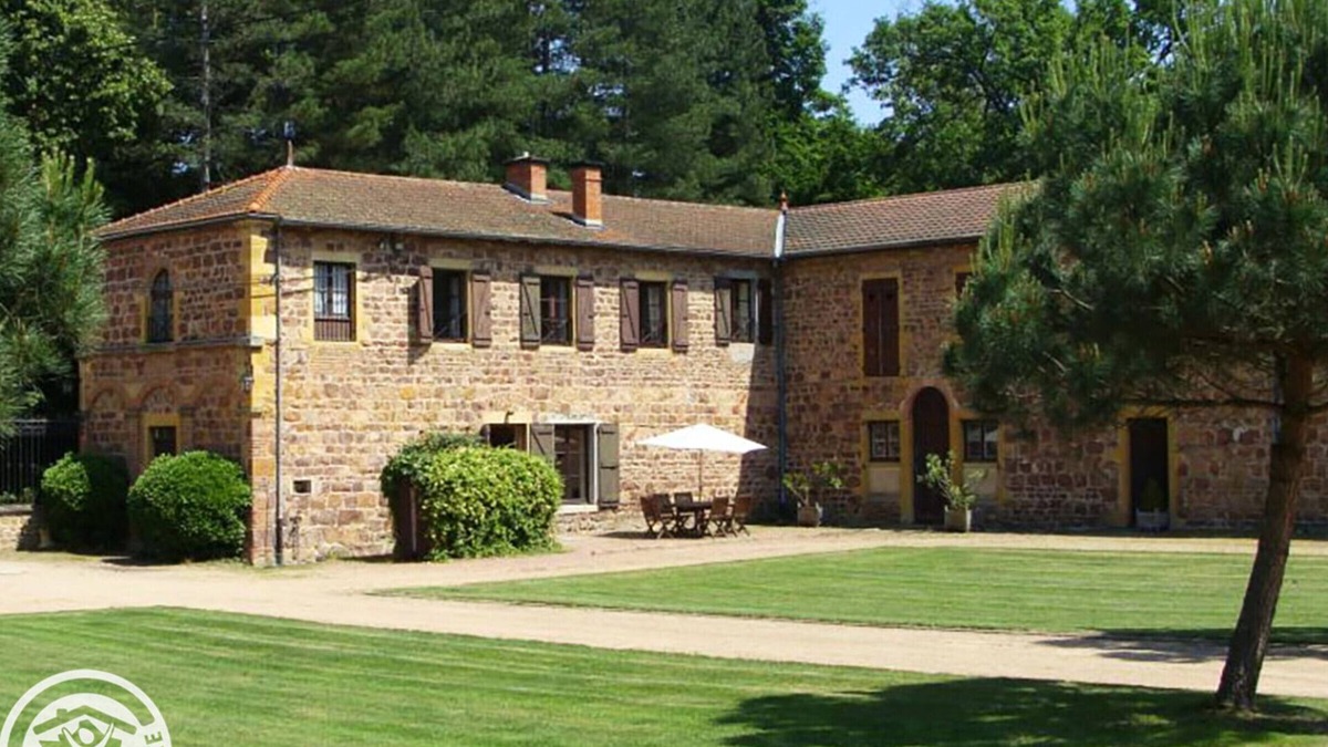 Parigny Cottage | Stunning 4-Bed Gîte with 80ha Park, Pool, Tennis & More in Parigny