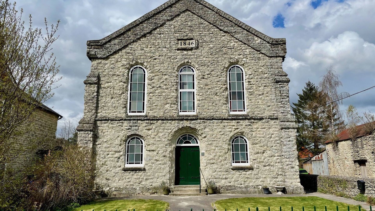 Mere House | Stunning 4 bed Grade II Listed former Methodist Chapel with hot tub, sleeps 8-10
