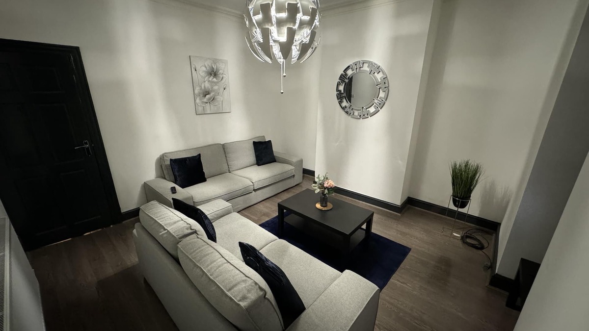 Harehills House | Stunning 4-Bed House in Leeds close to center