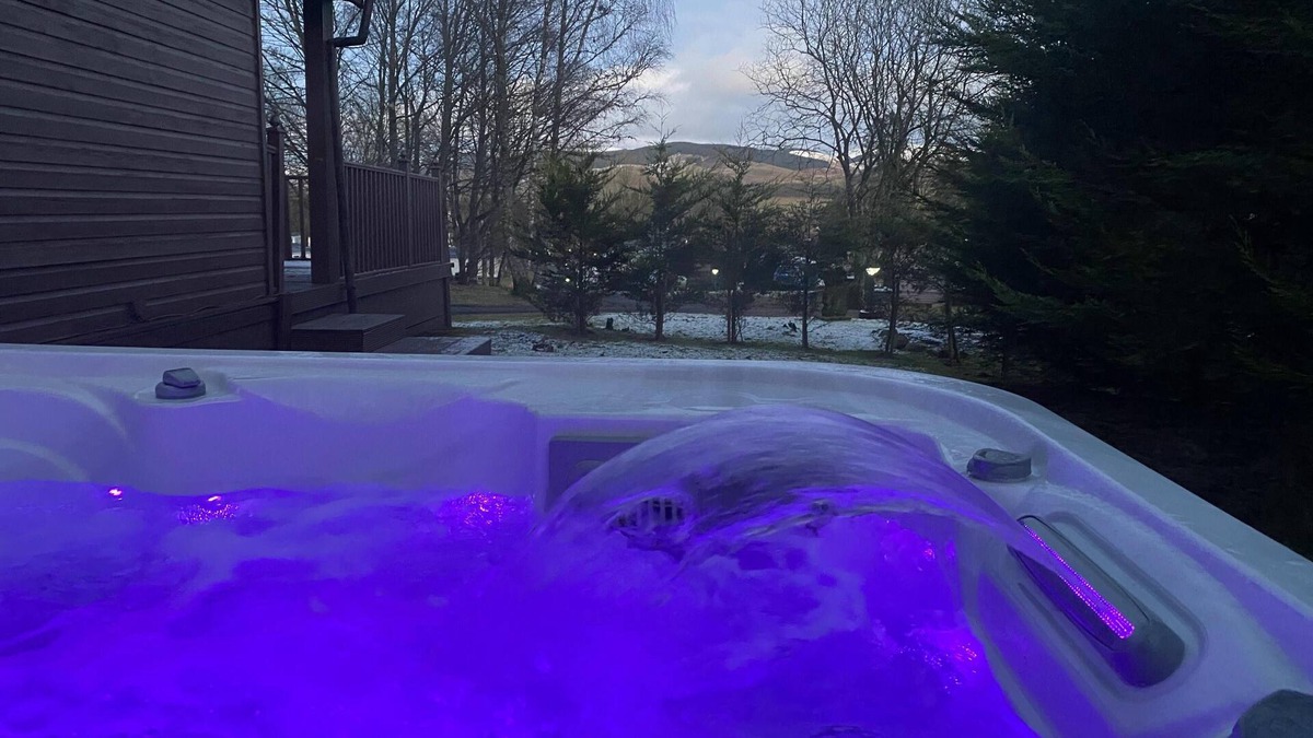 Beattock Cabin | Stunning 4-bedroom Cabin with Hot Tub in Beattock!