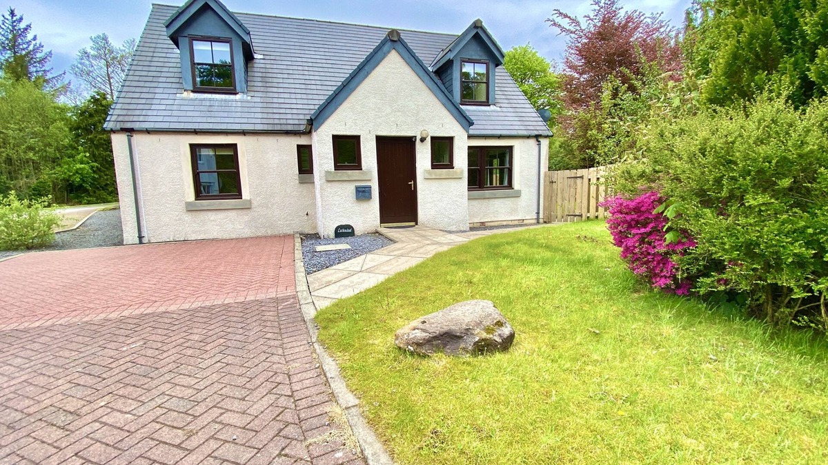 Tarbert Villa | Stunning 4 Bedroom House - sleeps 8. WiFi, SkyQ, Enclosed Garden, Child Friendly