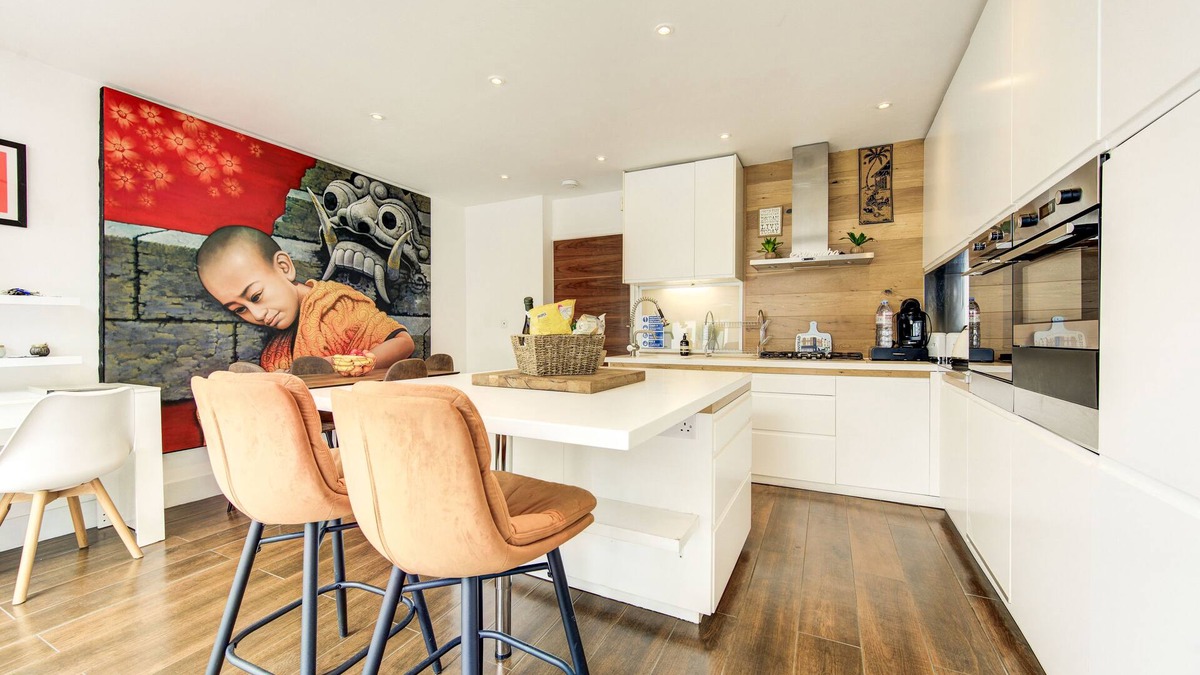 Snaresbrook House | Stunning 4 Bedroom House - Hot tub+Gym - Sleeps upto 8 -Escape London, in London