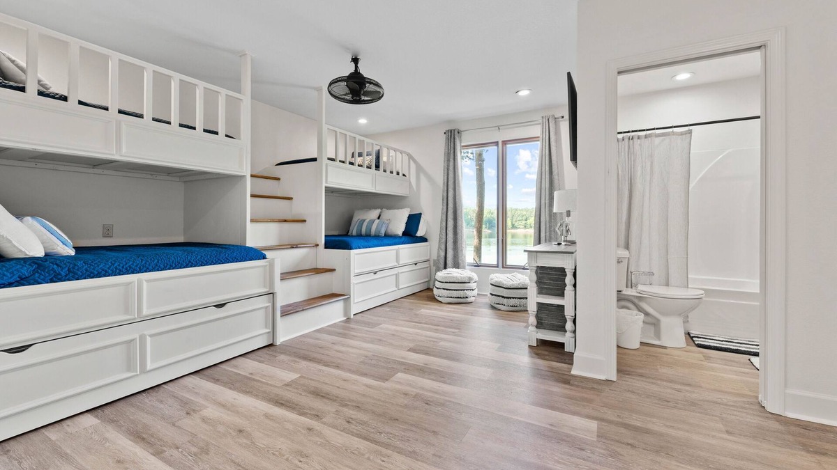 Clinton House | Stunning 4-bedroom Lakehouse on the water!