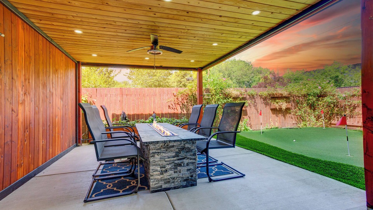 North Plains House | Stunning 4-Bedroom Home with Hot Tub, Sauna, Fire Pit, King Bed, AC, Golf Green!