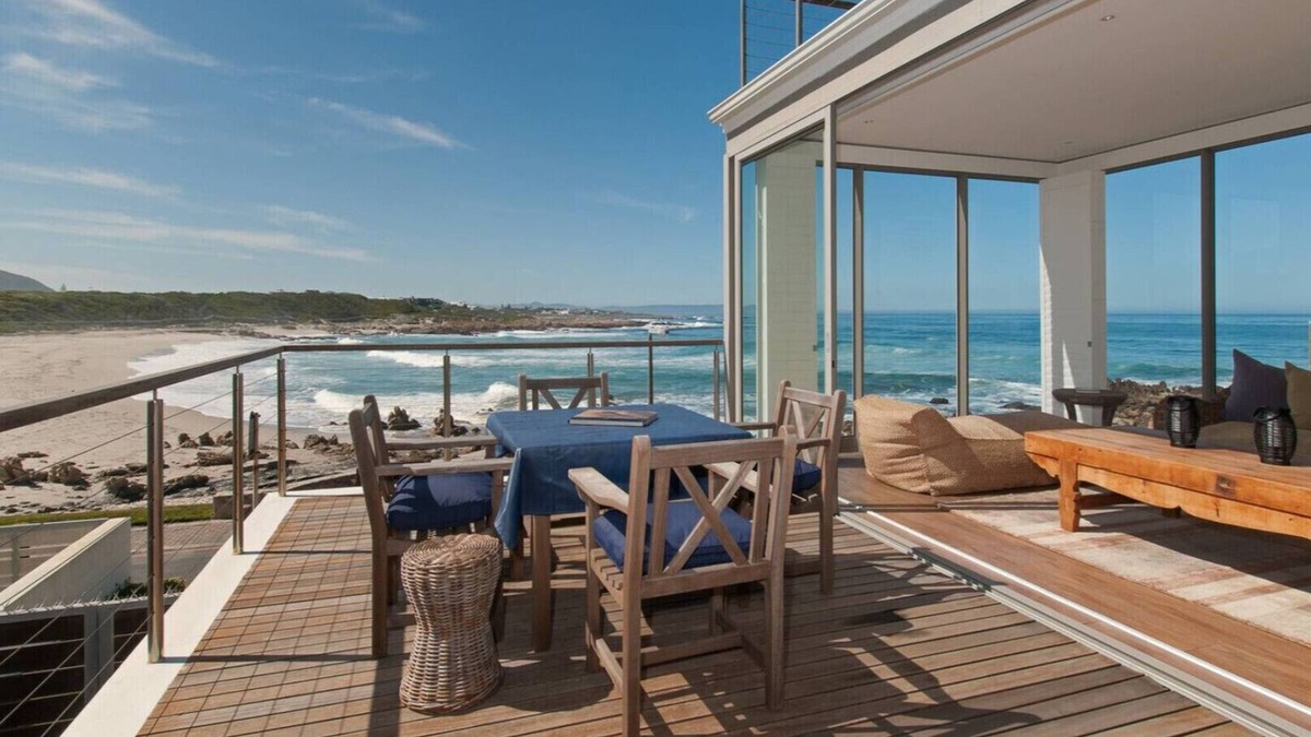 Onrus House | Stunning 4 bedrooms ensuite on the beach