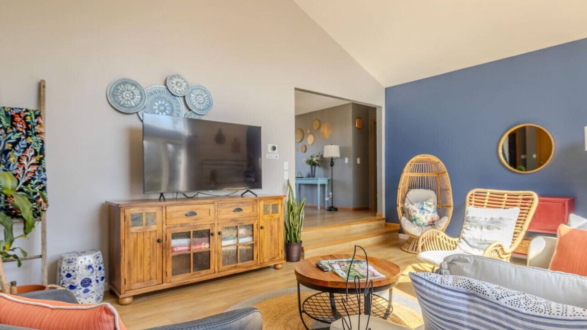 Burnips House | Stunning 4 Beds and 5 Baths with Indoor Fireplace