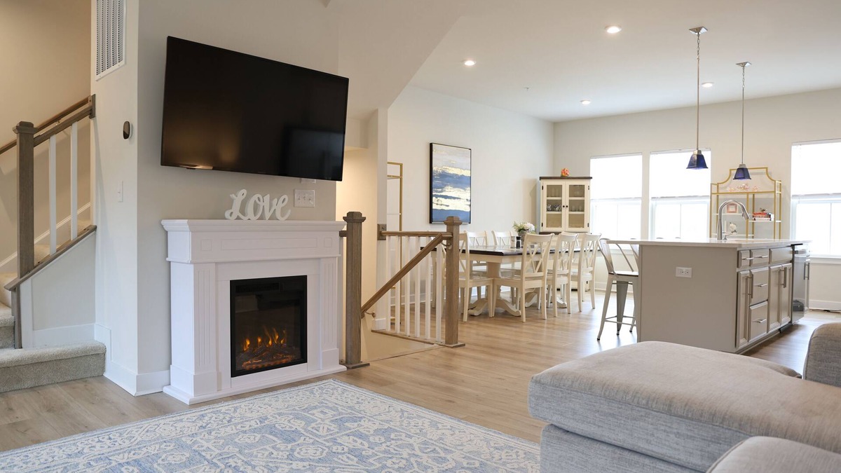 Bayside House | Stunning 4BR Luxury Townhome;Resort-Style Living w/Pools, Gym & close to Beaches