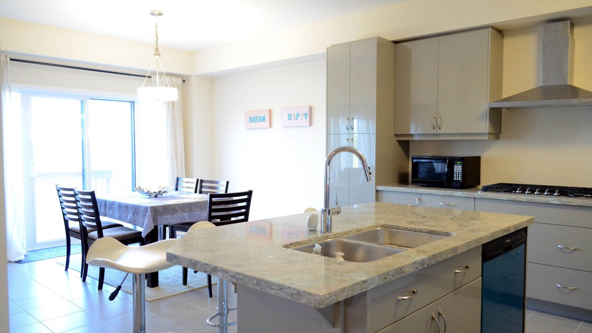County of Brant House | Stunning 5-bed, 4-bath retreat with gourmet kitchen, Double oven & gas cooktop,