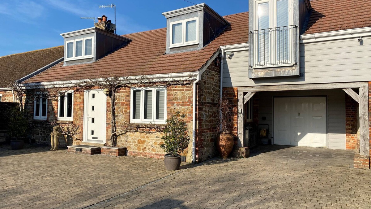 Pagham House | Stunning 5 bedroom family home just 5 mins to the beach!