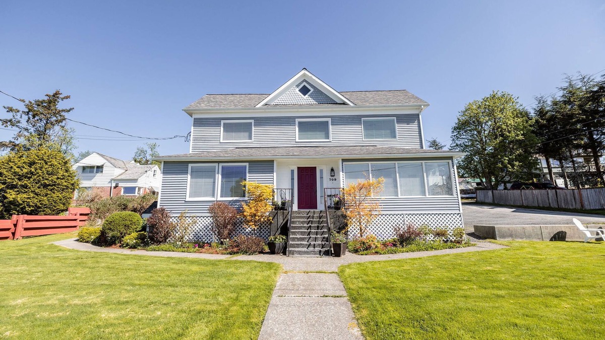 Sitka House | Stunning 5 Bedroom, 4 Bathroom Home Located Downtown