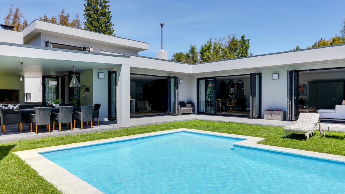 Constantia House | Stunning 5 bedroom en-suite home with tennis court