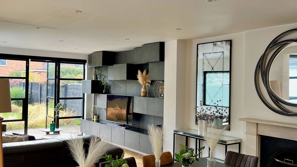 Dartford House | Stunning 5 bedroom house in prime location. 30 min train into central London!