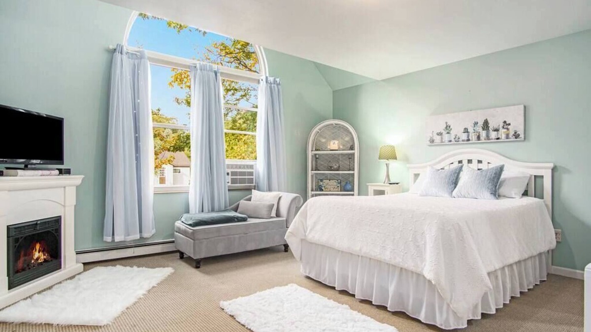 Ludington House | Stunning 5 Bedroom home blocks from Lake Michigan!
