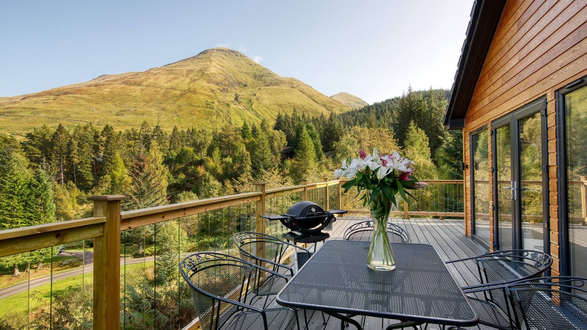 Crianlarich Ski Chalet | Stunning 5 star lodge with loch and mountain views