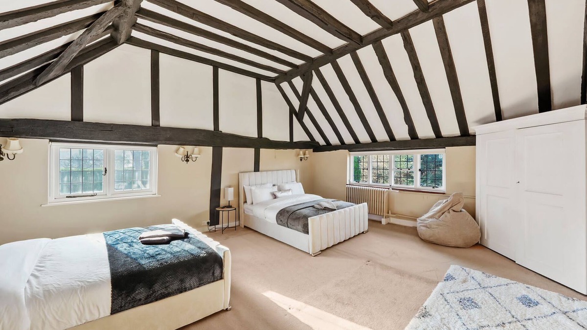 West Horsley House | Stunning 6 Bedroom Countryside Mansion with Swimming Pool and Tennis Court