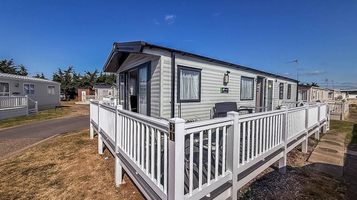 Felixstowe House | Stunning 6 berth caravan at Suffolk Sands Holiday Park ref 45031G