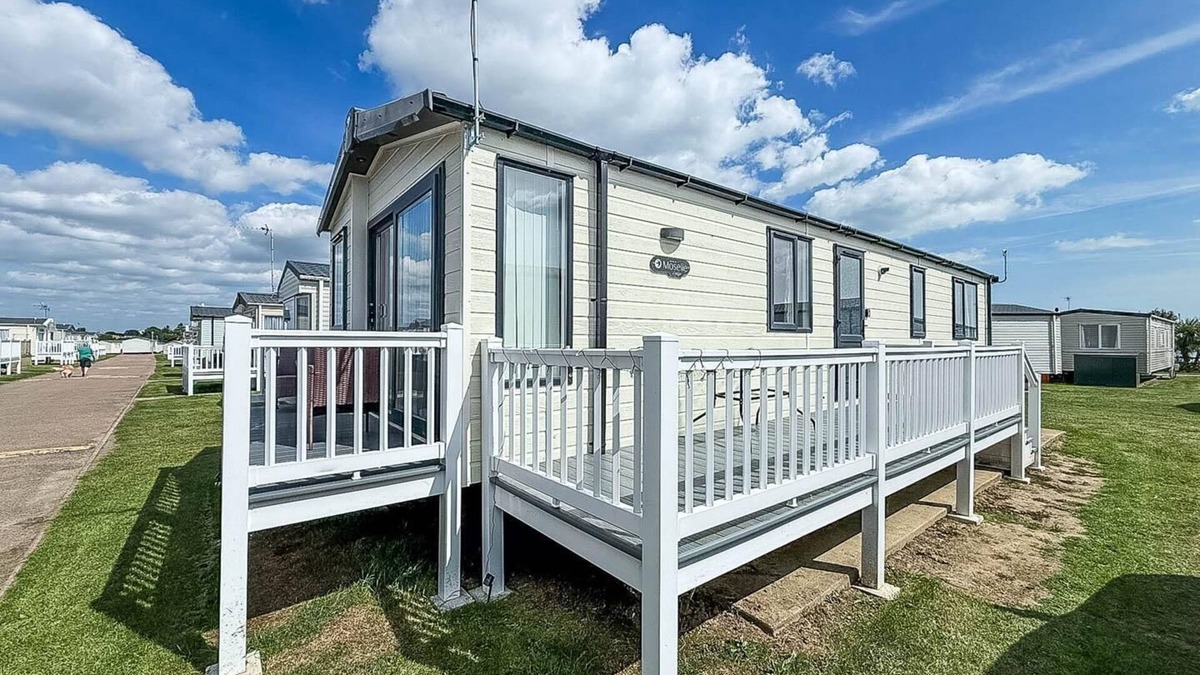 Pakefield House | Stunning 6 berth caravan, close to the beach in Suffolk ref 68067CR