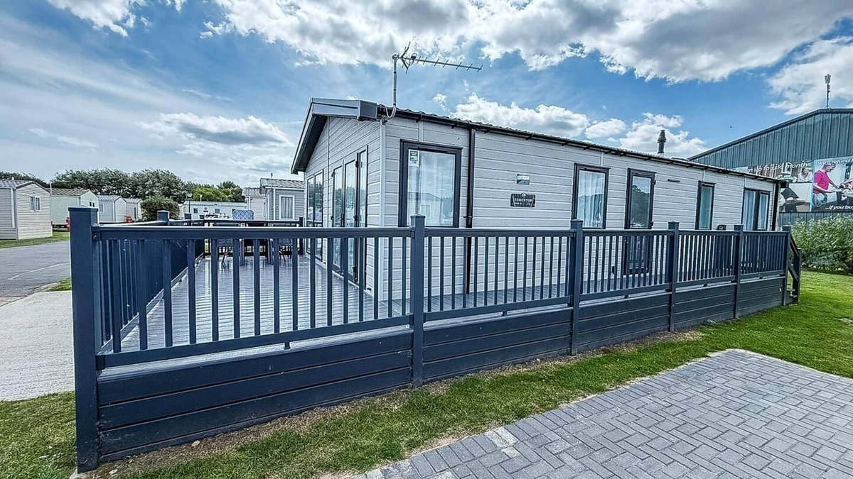 Hopton Cabin | Stunning 6 berth lodge with Wi-Fi at Broadland Sands in Suffolk ref 20136BS