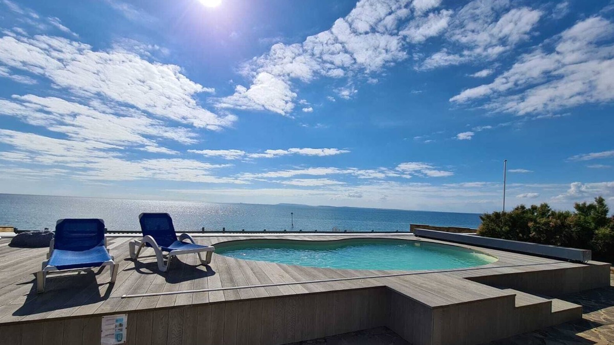 Selsey House | Stunning 7 bedroom Beach House & Annex Swimming Pool Hot Tub Aga Fire Games room